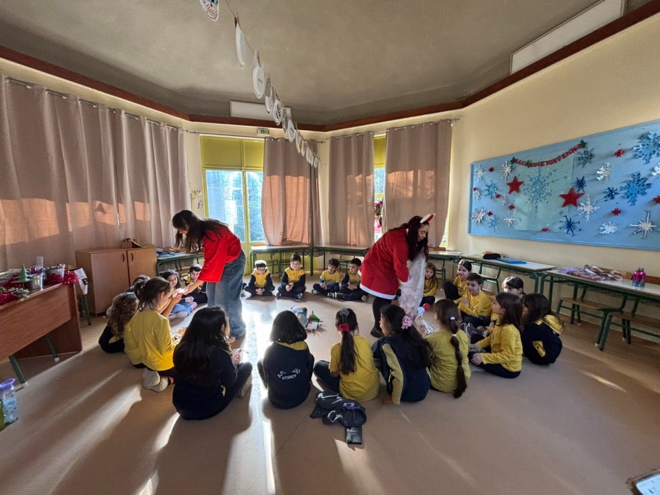 Atelier de Noël pour les petits  (Χριστουγεννιάτιμο εργαστήριο για τους μικρούς μας μαθητές)