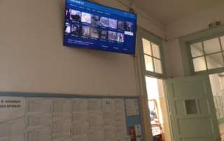 Οθόνη στον κοινόχρηστο χώρο τού Β΄Αρσακείου Λυκείου Ψυχικού