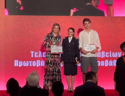 Απονομή βραβείου από τον Ελληνικό Ερυθρό Σταυρό
