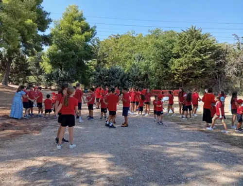 Μια ζεστή αγκαλιά καλωσορίσματος από τη Στ΄τάξη στην Α΄τάξη!