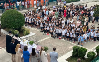 25704-agiasmos-mia-nea-scholiki-chronia-ksekina