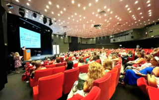 25713-symmetochi-sto-20o-epimorfotiko-seminario-tis-APF-FU-kai-sti-dialeksi-tou-gallou-paidagogou-Eric-Debarbieux