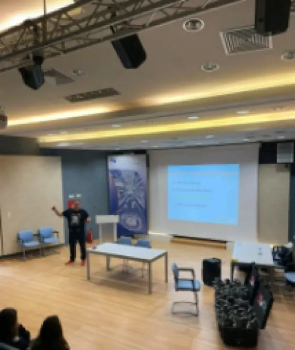 25836-mathites-tis-a-taksis-tou-arsakeiou-gymnasiou-patras-taksidepsan-stin-archaia-athina-me-technologia-VR