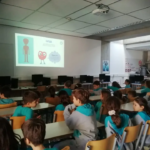 26086-oi-organoulides-pigainoun-sto-dimotiko-scholeio