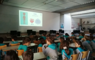 26086-oi-organoulides-pigainoun-sto-dimotiko-scholeio