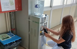 26144-neoi-psyktes-nerou-sto-scholeio_-mia-ependysi-stin-ygeia-ton-mathiton