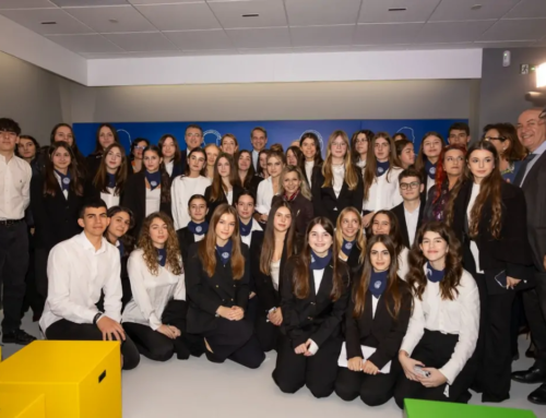 Μαθητές του Αρσακείου με τον Πρωθυπουργό και την Πρόεδρο του Ευρωπαϊκού Κοινοβουλίου στα εγκαίνια της Europa Experience