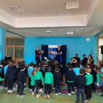 26332-ena-christougenniatiko-taksidi-gemato-paramythia-kai-melodies