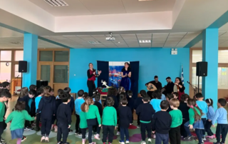 26332-ena-christougenniatiko-taksidi-gemato-paramythia-kai-melodies