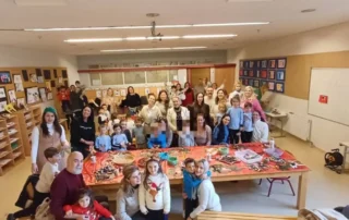 26521-christougenniatiko-ergastiri-cheirotechnias-me-ti-symmetochi-goneon-sto-scholeio