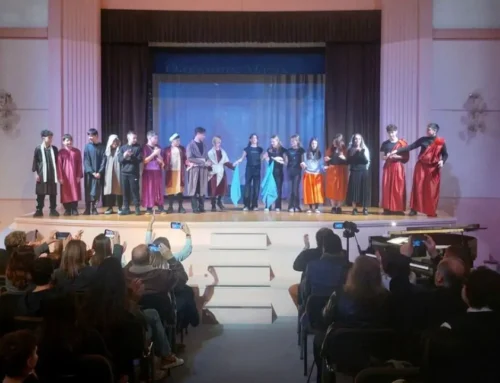 « Όταν το πνεύμα των Χριστουγέννων ζωντανεύει στη σχολική σκηνή »