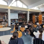 Μαθητές γυμνασίου παρακολουθούν απόσπασμα από ομιλία με θέμα την ελληνική γλώσσα του Προέδρου της Φ.Ε. Καθηγητή κ. Μπαμπινιώτη