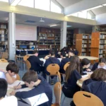 Μαθητές γυμνασίου συμμετέχουν στο εργαστήριο δημιουργίας λεξικού της τάξης τους αναζητώντας λέξεις μέσα από τα λεξικά της Βιβλιοθήκης