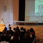 26733-oi-treis-ierarches-fotizoun-ton-dromo-tis-paideia