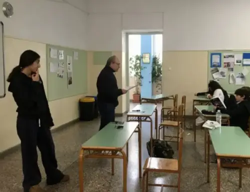 Ένα θρανίο που θυμάται, μια λευκή σελίδα και ένας ακροβάτης…  Ο Γιώργος Ξενάριος συνομιλεί με τα παιδιά