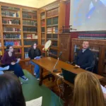 27007-Podcast-me-ton-syngrafea-pano-dimaki