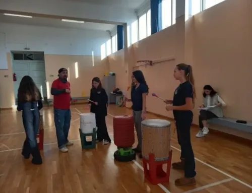 Ένα μουσικό εργαστήρι με καπάκια και πλαστικούς κουβάδες!  Οι HeadQuarters στο Σχολείο μας