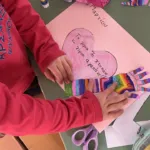 27091-ta-cheria-agapane-de-chtypane-drasi-gia-tin-panellinia-imera-kata-tis-scholikis-vias-kai-tou-ekfovismou